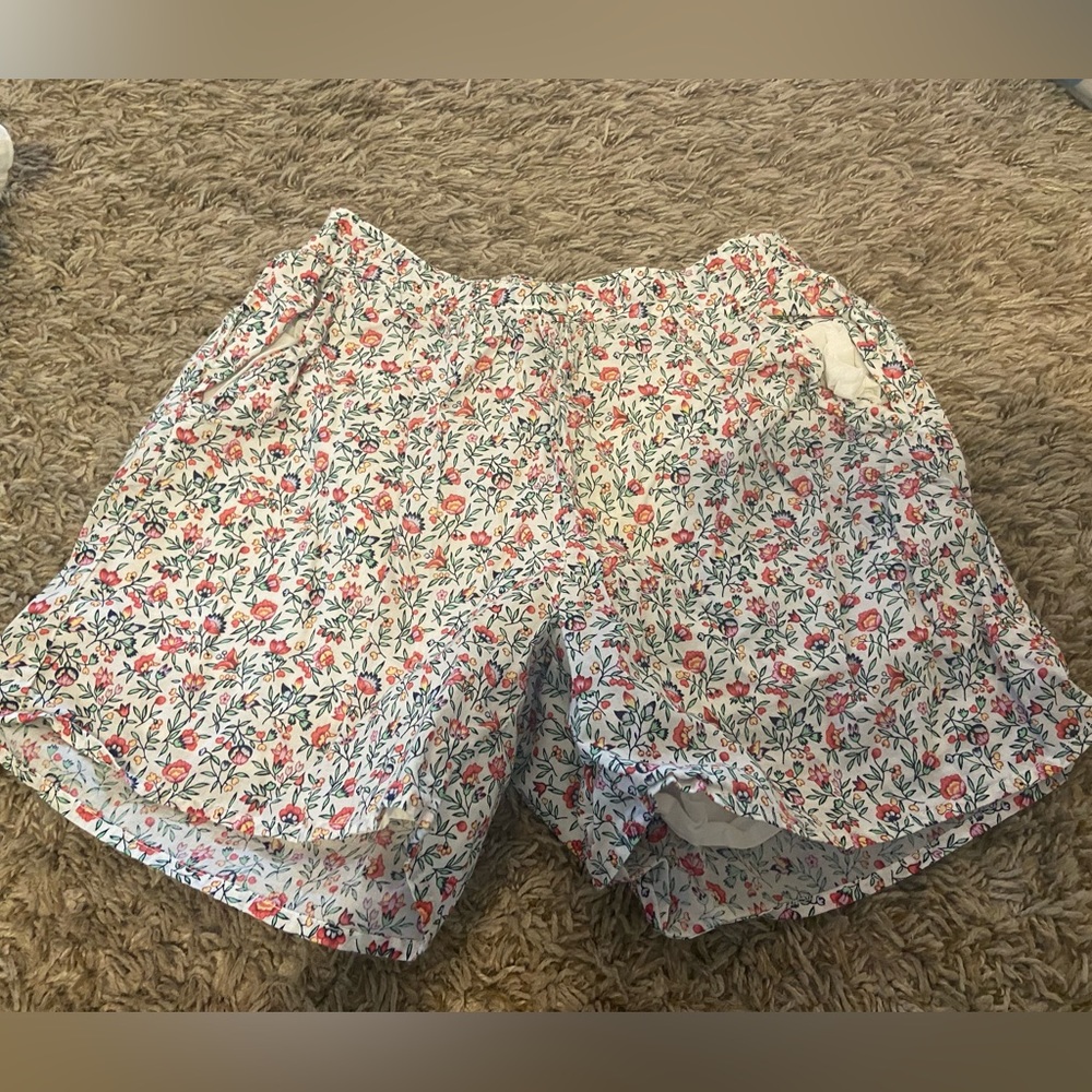 Gapkids floral shorts size 10, extremely hood condition! Lovely summery flowers!